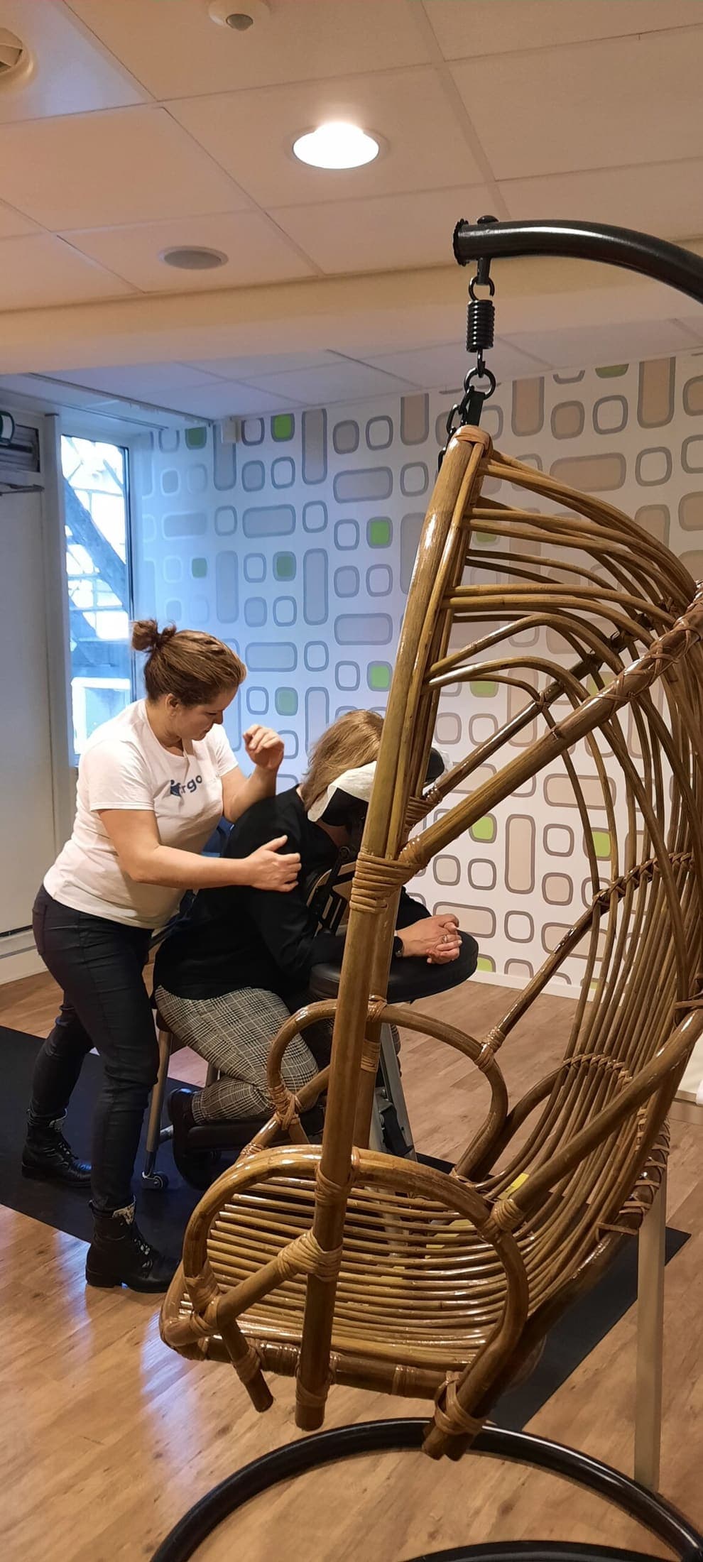 Stoelmasseur aan het werk tijdens een professionele massagesessie