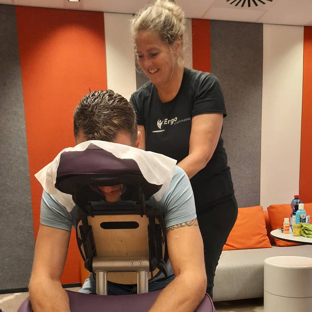 Stoelmassage op een modern kantoor in Utrecht