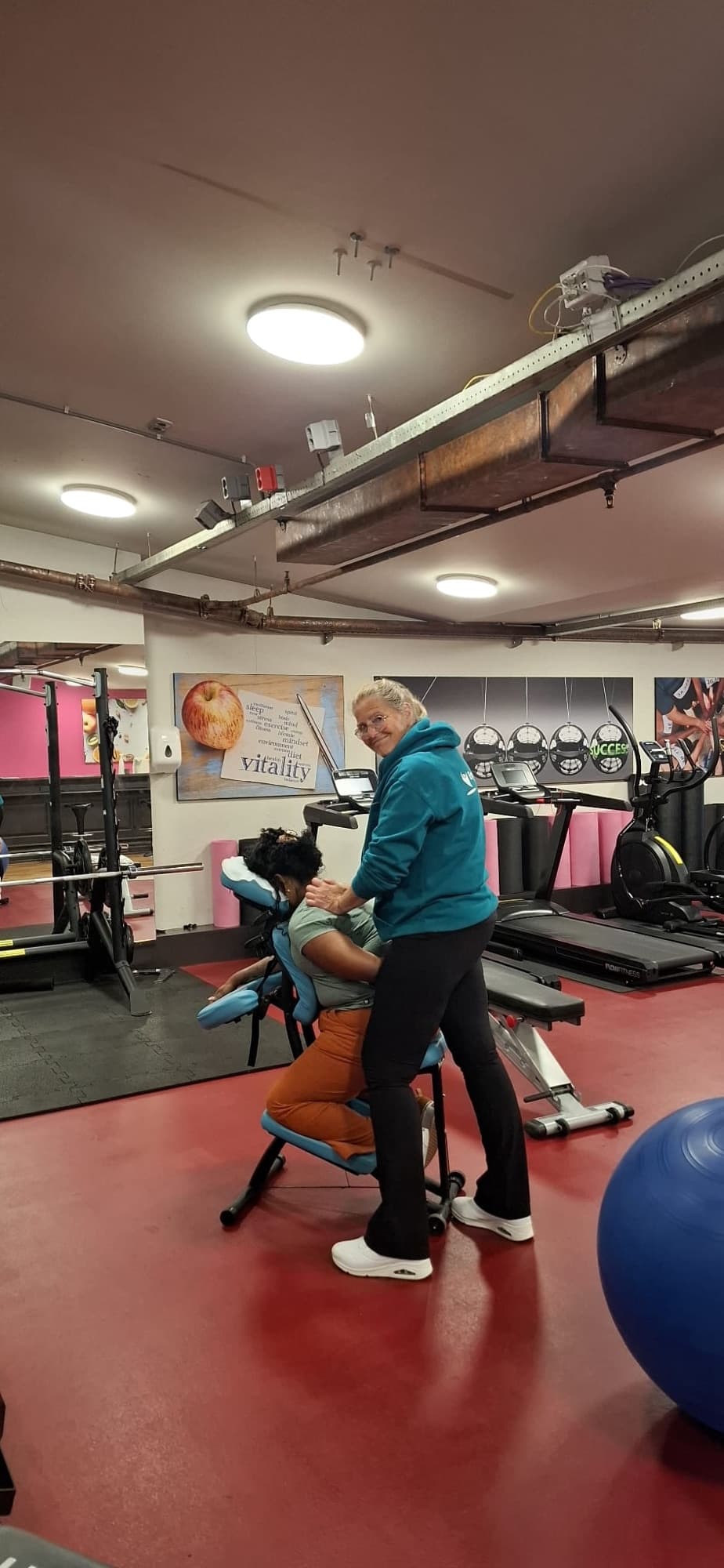 Marjan Zwaan geeft een stoelmassage op locatie