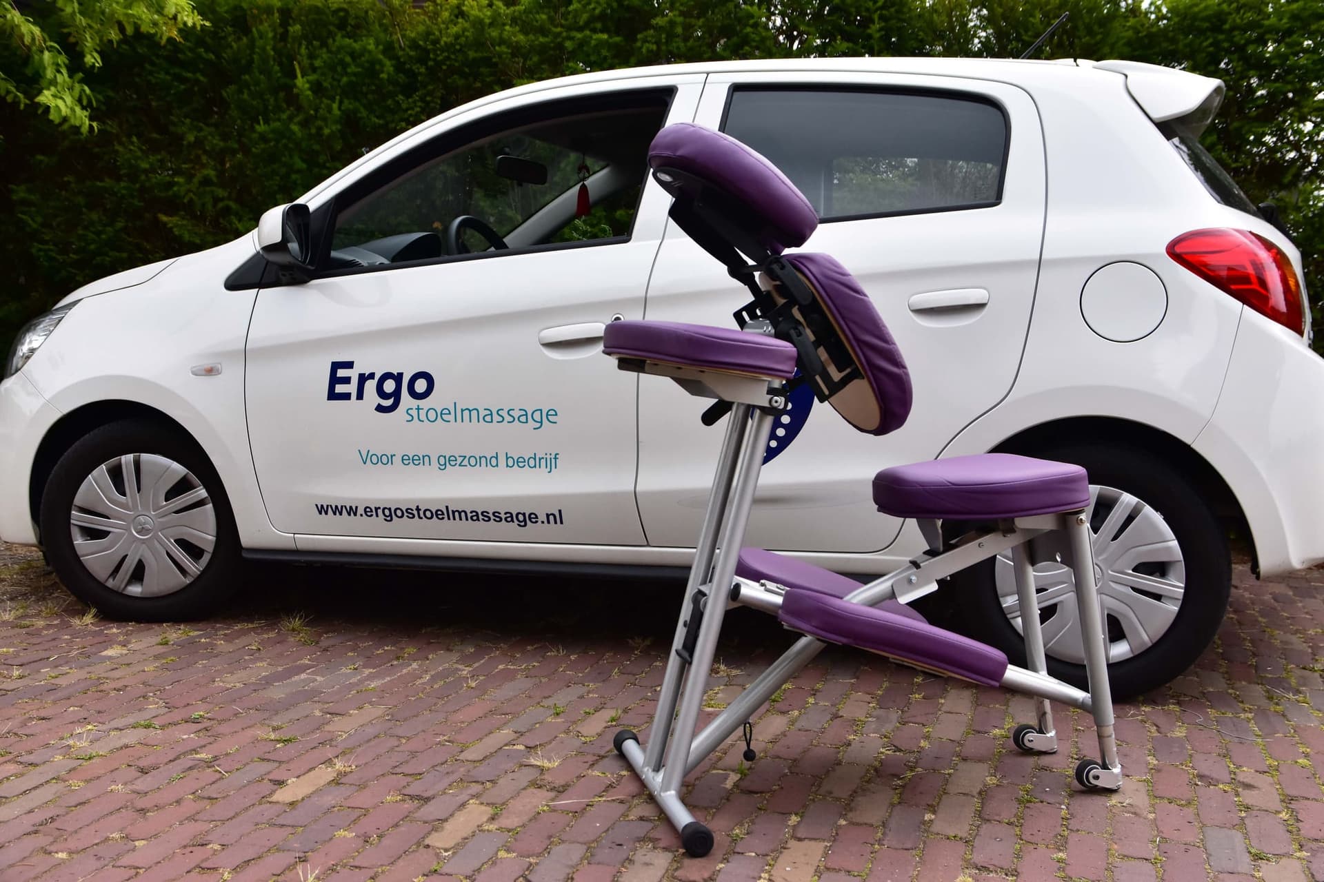 Masseur geeft een stoelmassage op de werkvloer